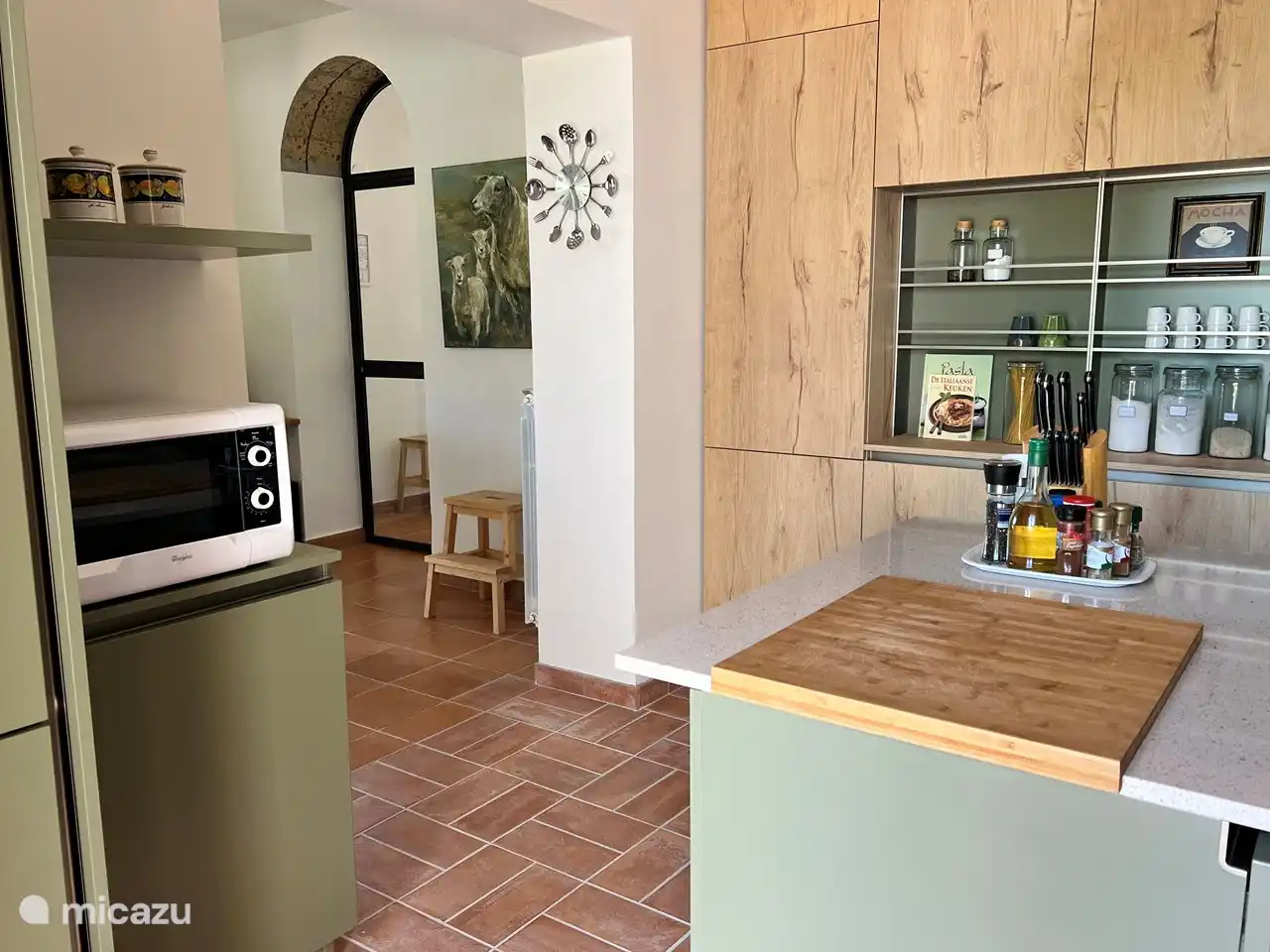 Keuken voorzien van grote koel-vriescombinatie, Quooker kraan, grote oven, kookeiland, Nespresso apparaat, magnetron. Keukendoeken, suiker, bloem, kruiden, olijfolie, thee etc. zijn vrij beschikbaar.
