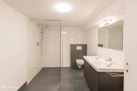Vakantiehuis Oostenrijk, Tirol, Westendorf vakantiehuis Groepshuis Westendorf Eén van de badkamers