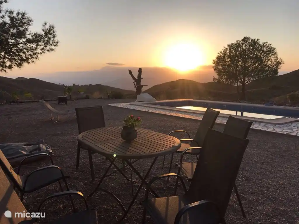 Sonnenuntergang am Pool.