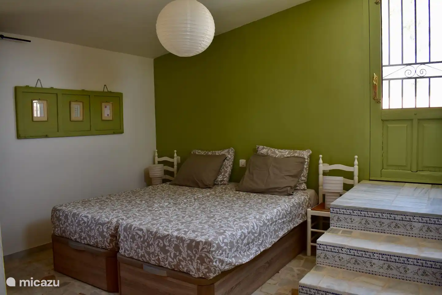 Schlafzimmer im Obergeschoss mit Tür zur Dachterrasse