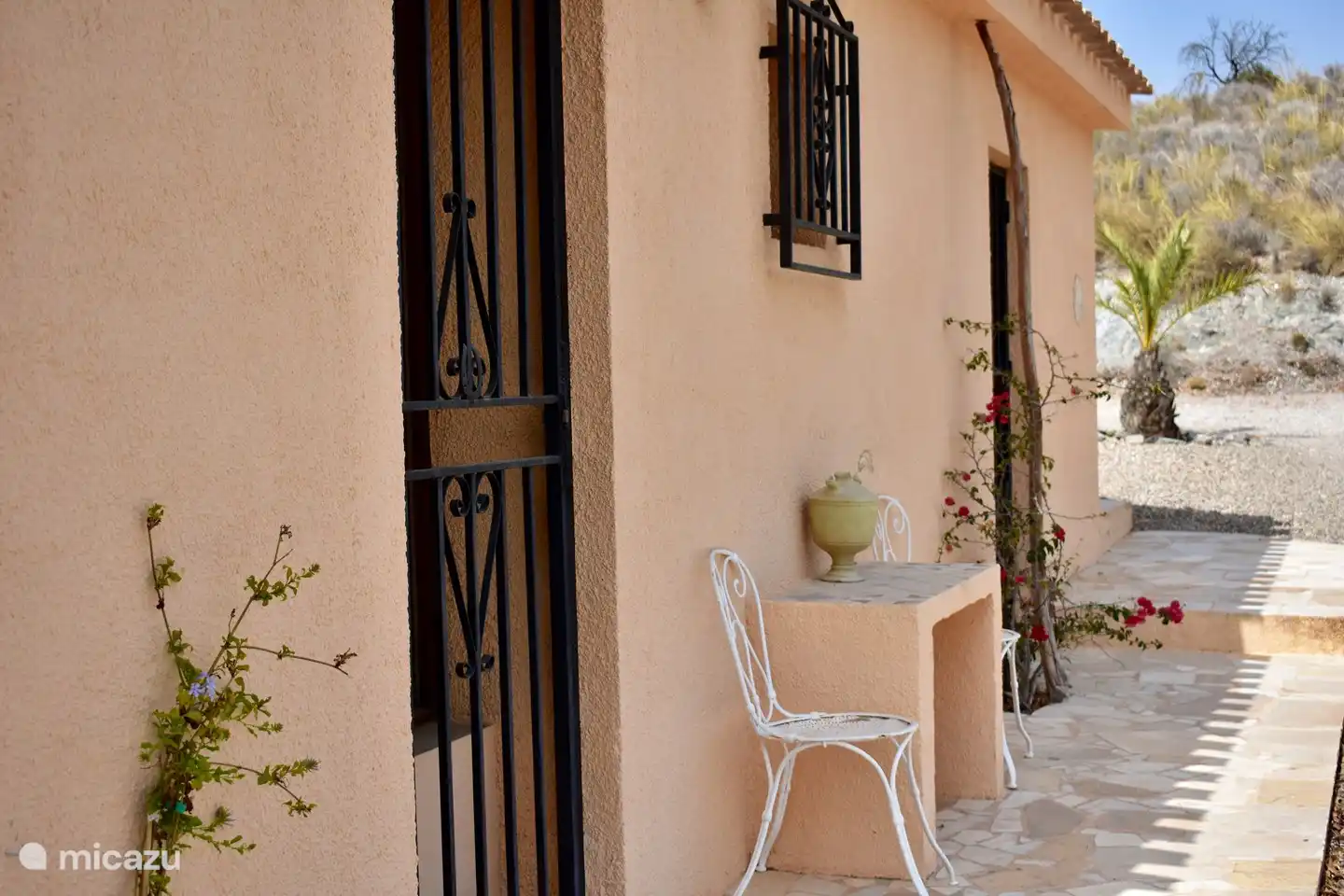 Schöner Platz in der Morgensonne oder im Schatten mit Aussicht