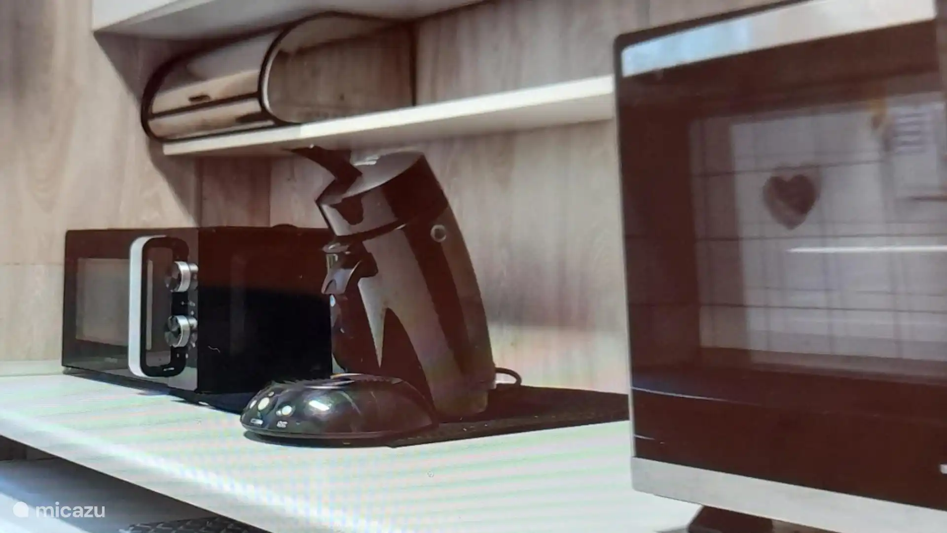 Keuken met diverse apparatuur