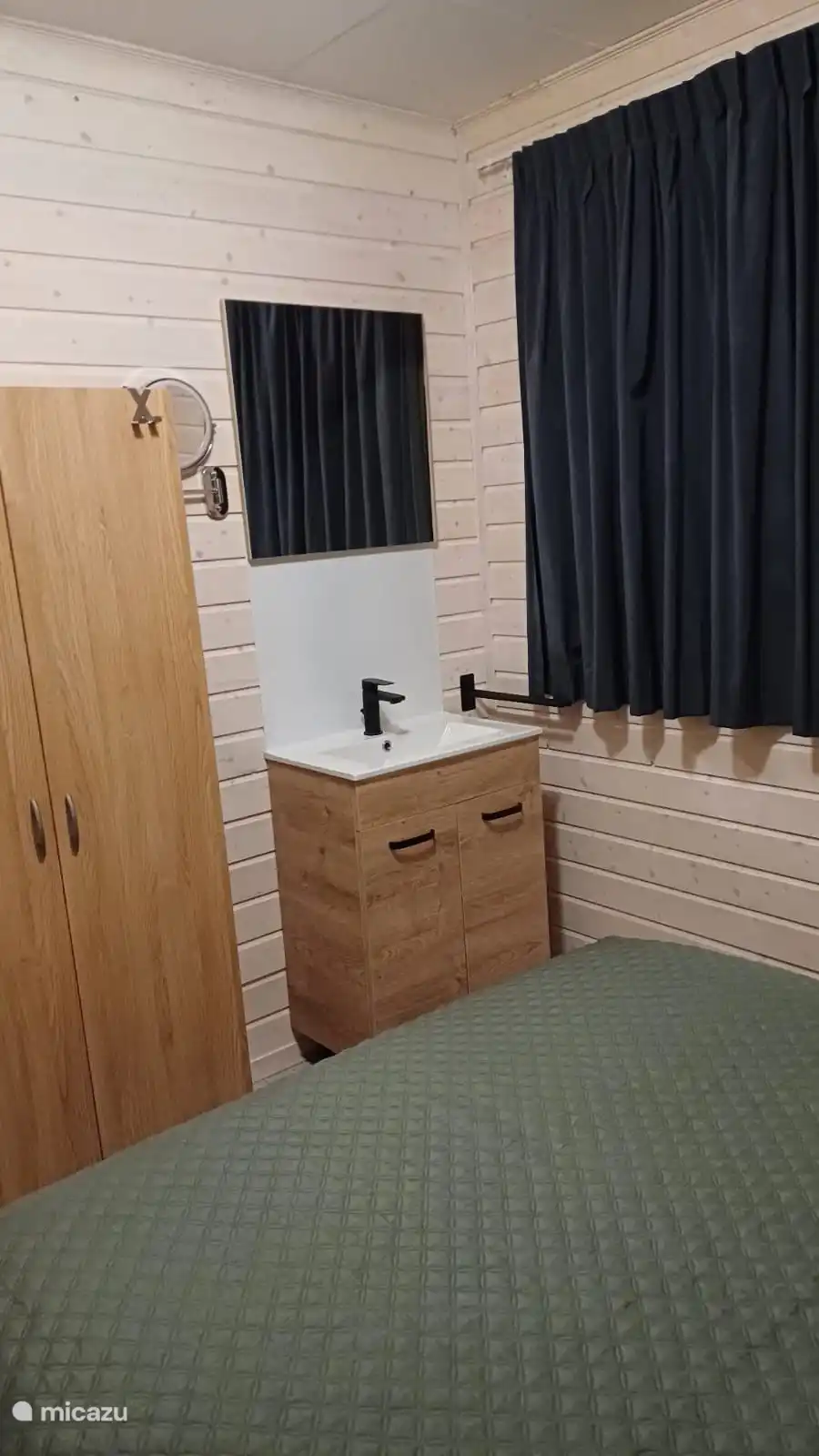 Wastafel in de 2-persoons slaapkamer