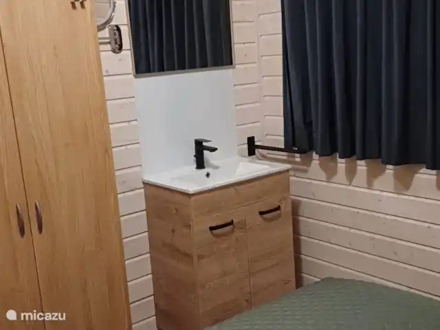 Bunderbos huren in Nederland, Overijssel, Ommen - bungalow Wastafel in de 2-persoons slaapkamer