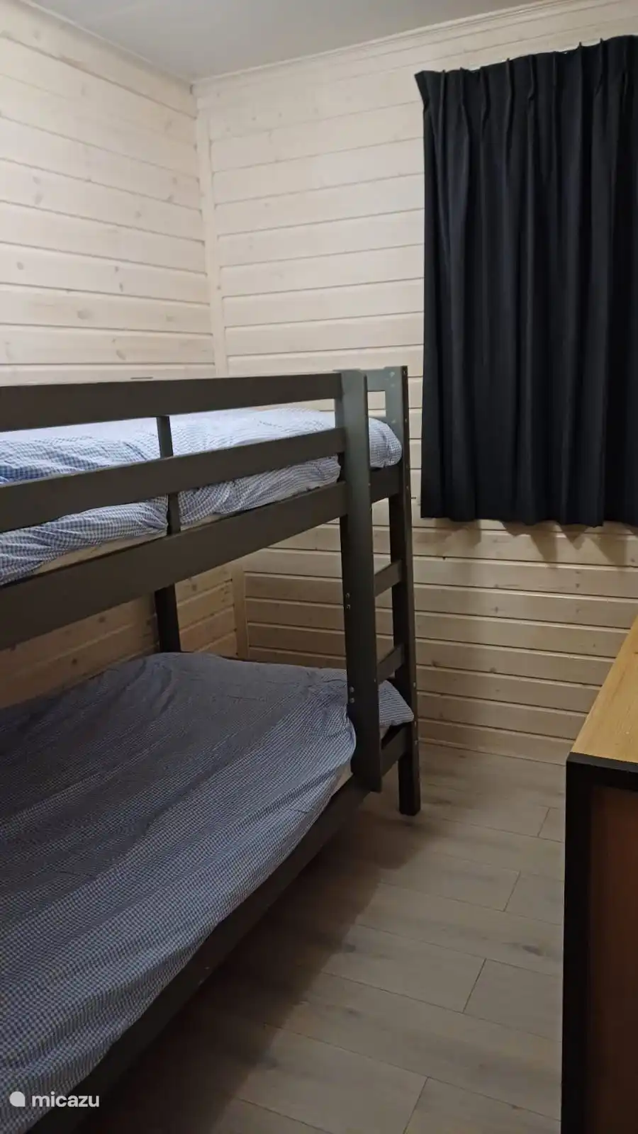 De tweede slaapkamer met stapelbed en wastafel