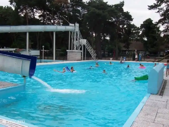 Zwembadvoorziening van het park. 2 minuten lopen vanaf de bungalow, met een glijbaan van 30 meter. Ook is er een pierebadje voor de allerkleinsten.