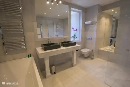 Vakantiehuis Frankrijk, Calvados, Villers-Bocage landhuis / kasteel Chateau de Villers-Bocage badkamer