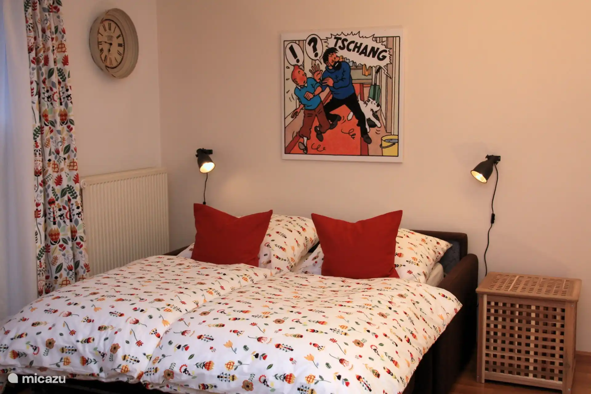 Das Doppelbett (1,40 m x 2,00 m) im Wohnzimmer ...