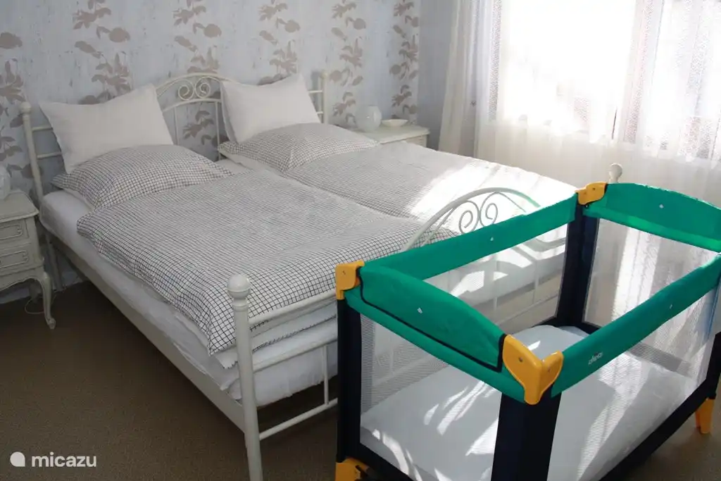 Auf Wunsch kann ein Babybett zugestellt werden.