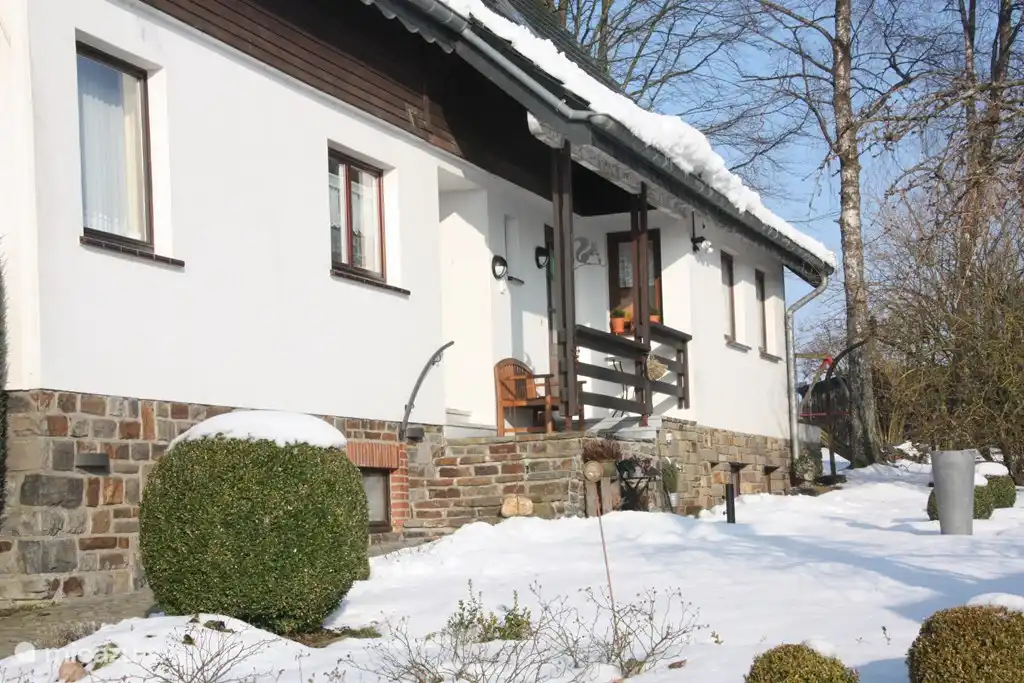 Zugang zum Ferienhaus im Winter.