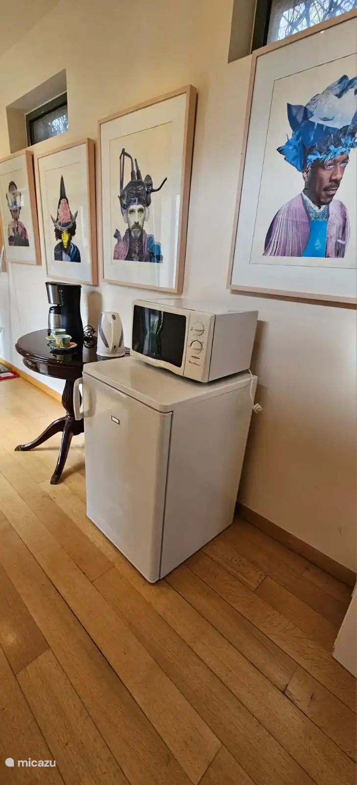 Private use of refrigerator, microwave, coffee maker, kettle, which are in the hallway to the apartment. Plates, bowls, cups, glasses and cutlery are also provided for breakfast.