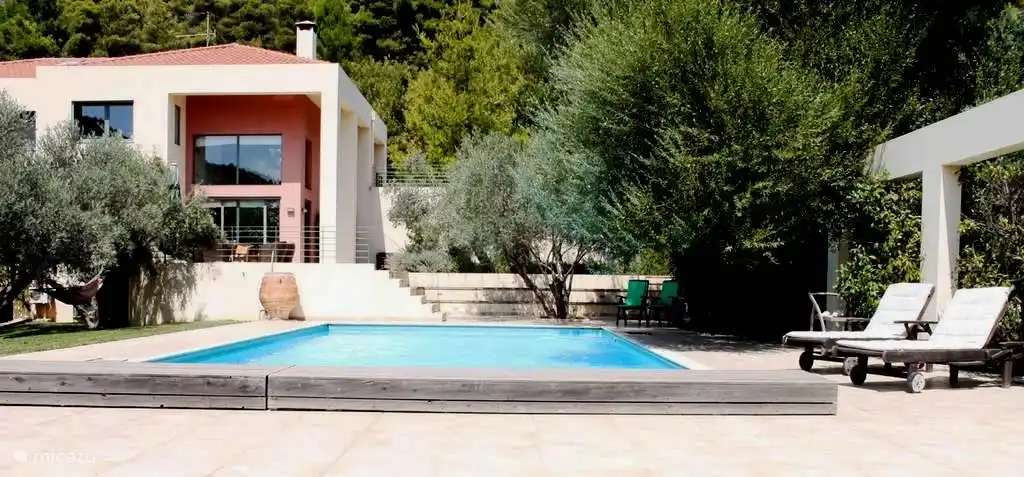 The swimming pool with a view of the villa.