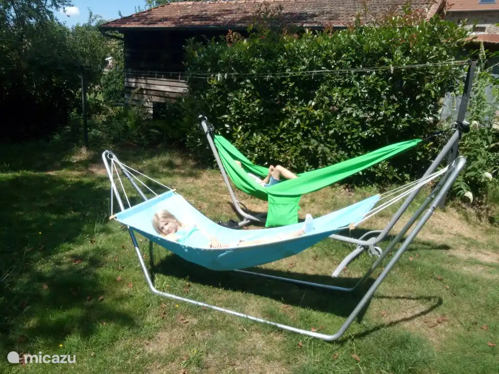 2 Hängematten zum Einschlafen. Wir haben insgesamt 3 Hängematten und 4 Sonnenliegen
