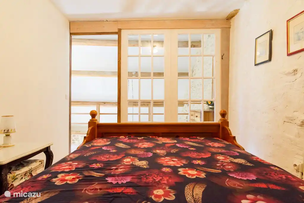 Das Schlafzimmer ist schön und hell durch die Glaswand.