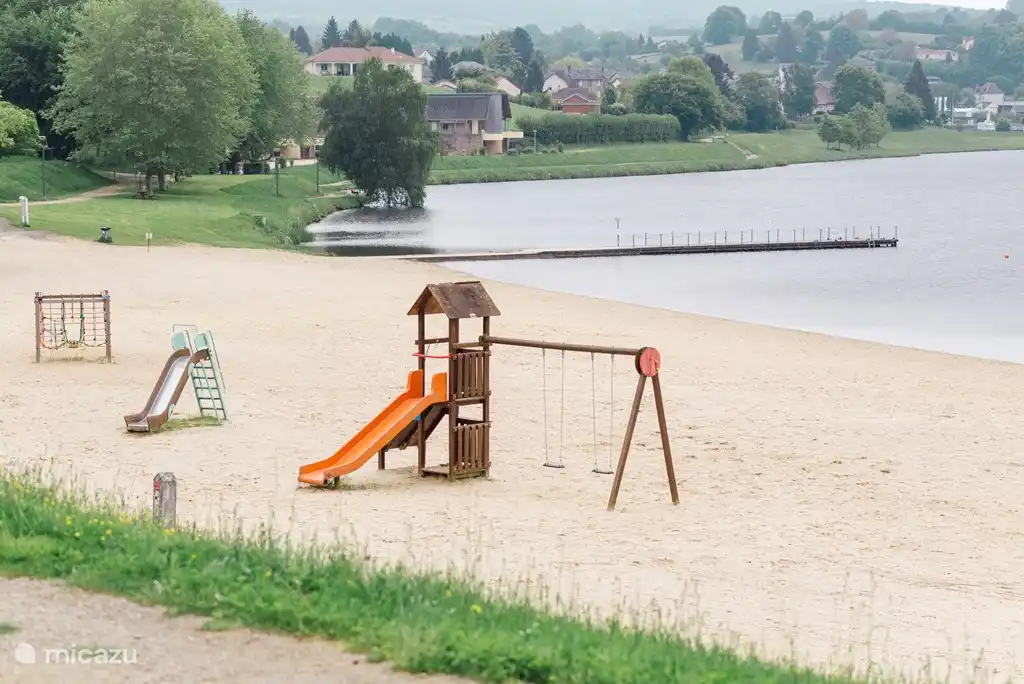 ein kleiner See mit einem Sandstrand in 10 Minuten Entfernung.