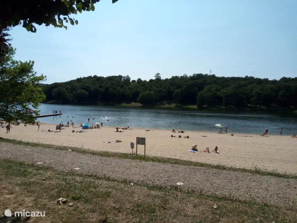 Ein paar Minuten entfernt können Sie diesen bewachten Strand mit Spielplatz nutzen.