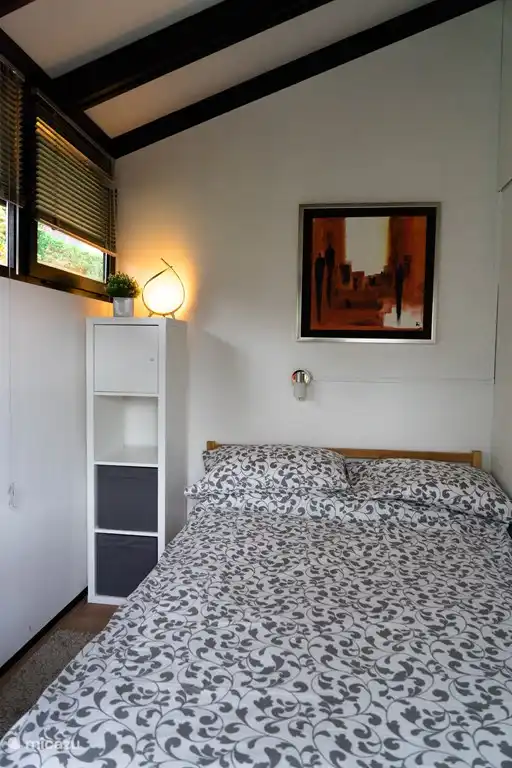 Dormitorio con cama doble