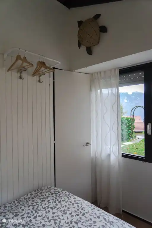 Dormitorio con cama doble