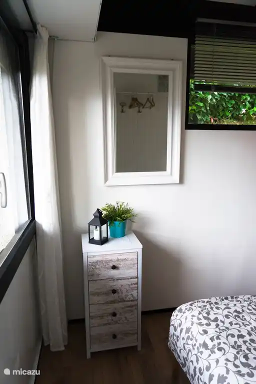 Dormitorio con cama doble