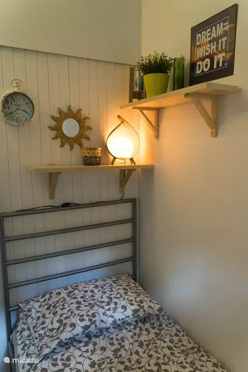 Dormitorio con cama individual