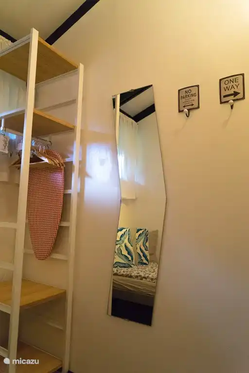 Dormitorio con cama individual