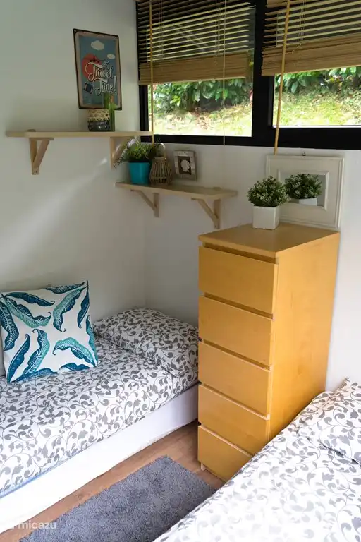 Dormitorio con dos camas individuales