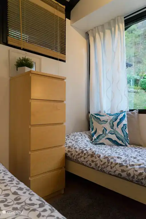 Dormitorio con dos camas individuales