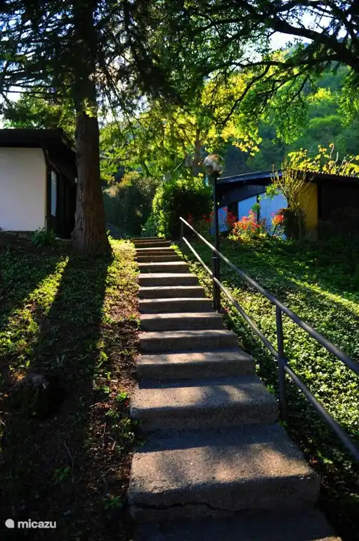 Escaleras del restaurante al bungalow