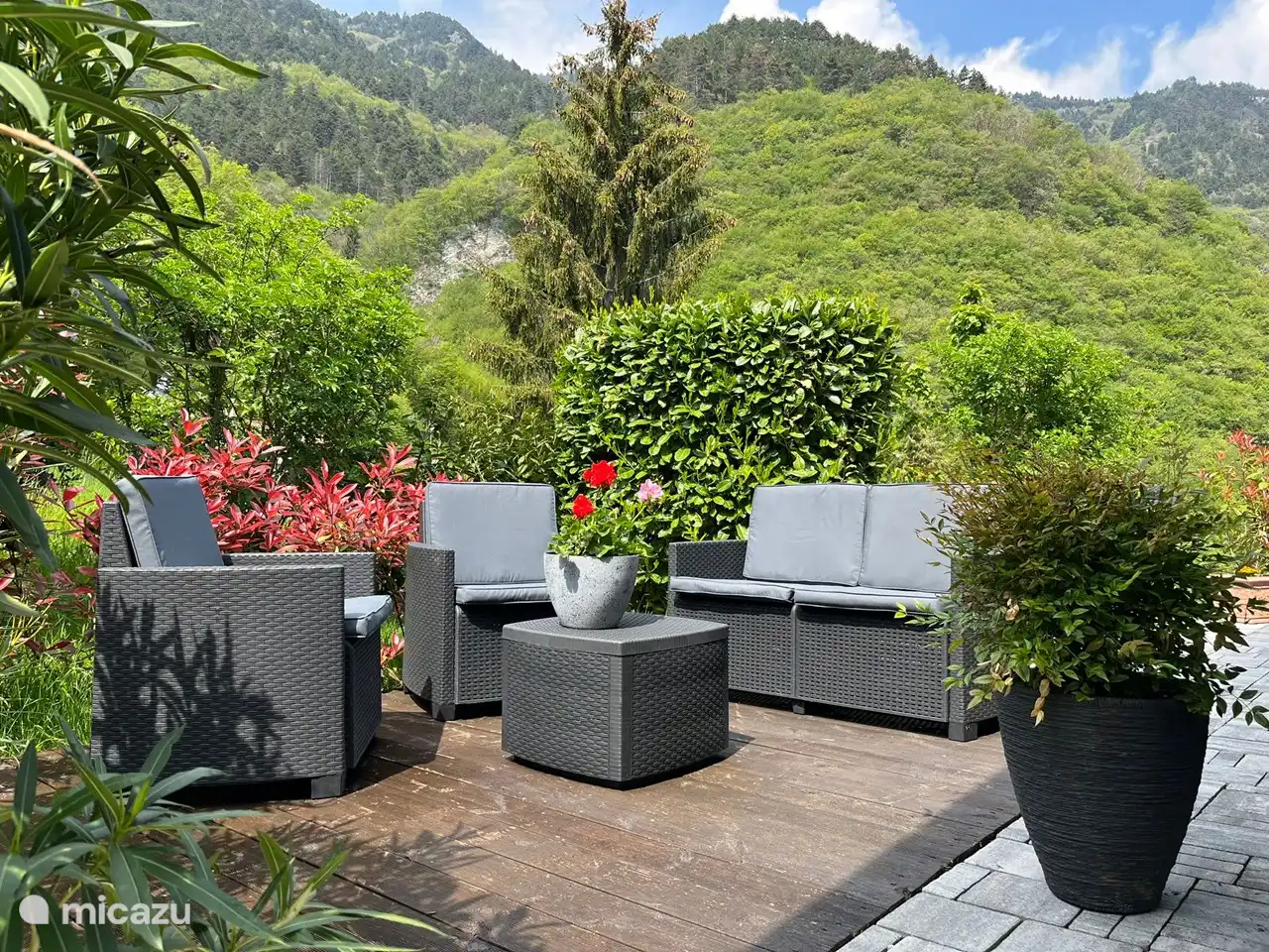 Salón ubicado en un patio trasero con montañas