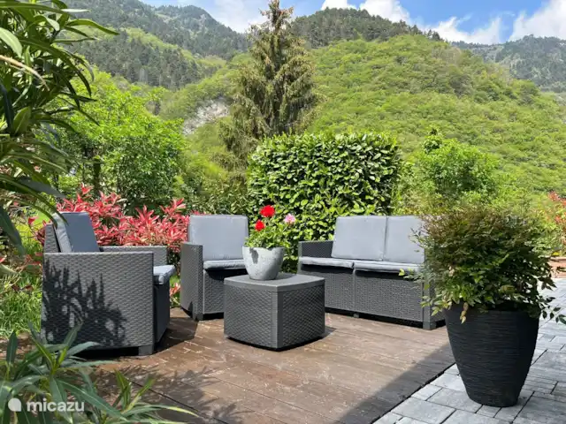 Vakantie Bungalow Sunclass Tignale huren in Italië, Gardameer, Tignale - bungalow Lounge set in achtertuin met bergen