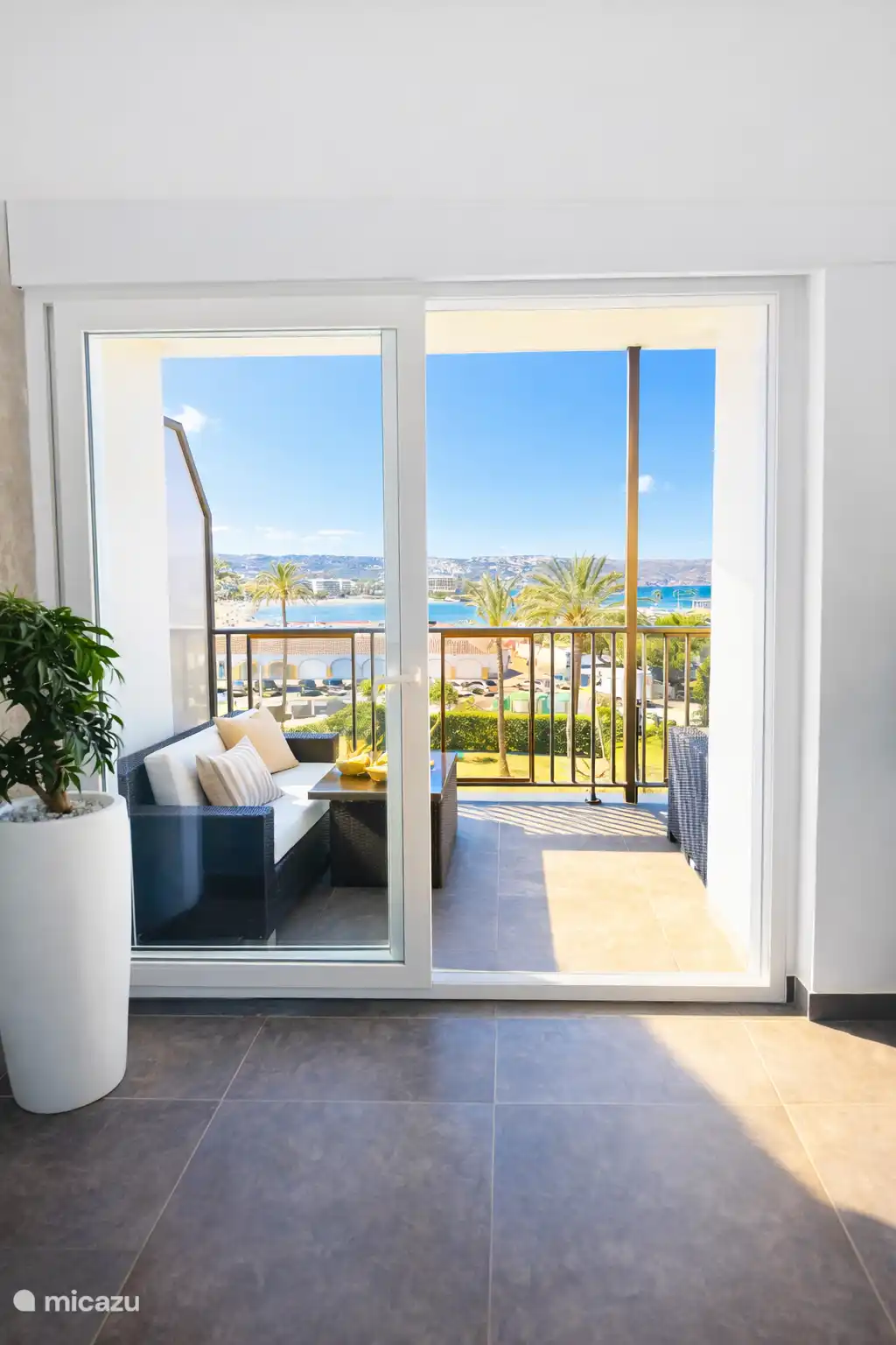 Zomerse taferelen vanuit de Woonkamer.