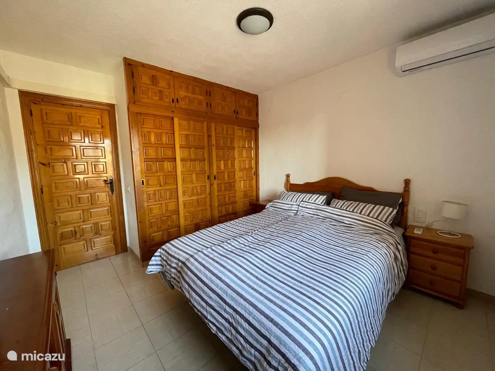 Aussi beaucoup d’espace de rangement dans cette chambre