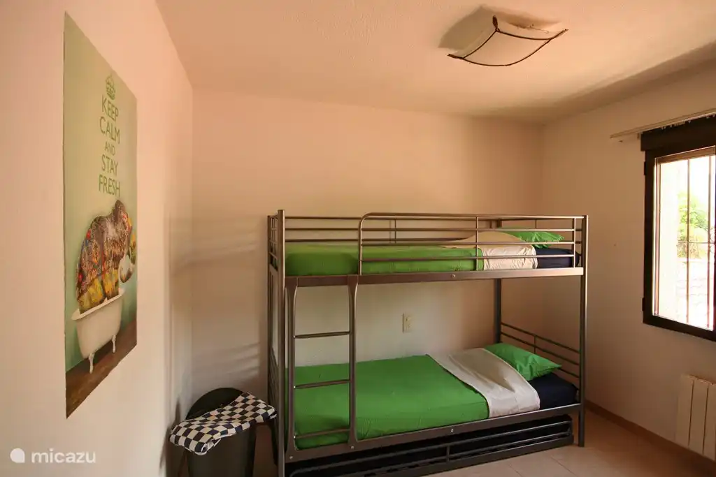 Dans la chambre des enfants, il y a un lit superposé avec un lit inférieur, de sorte que 3 enfants (les adultes sont également autorisés) peuvent dormir.