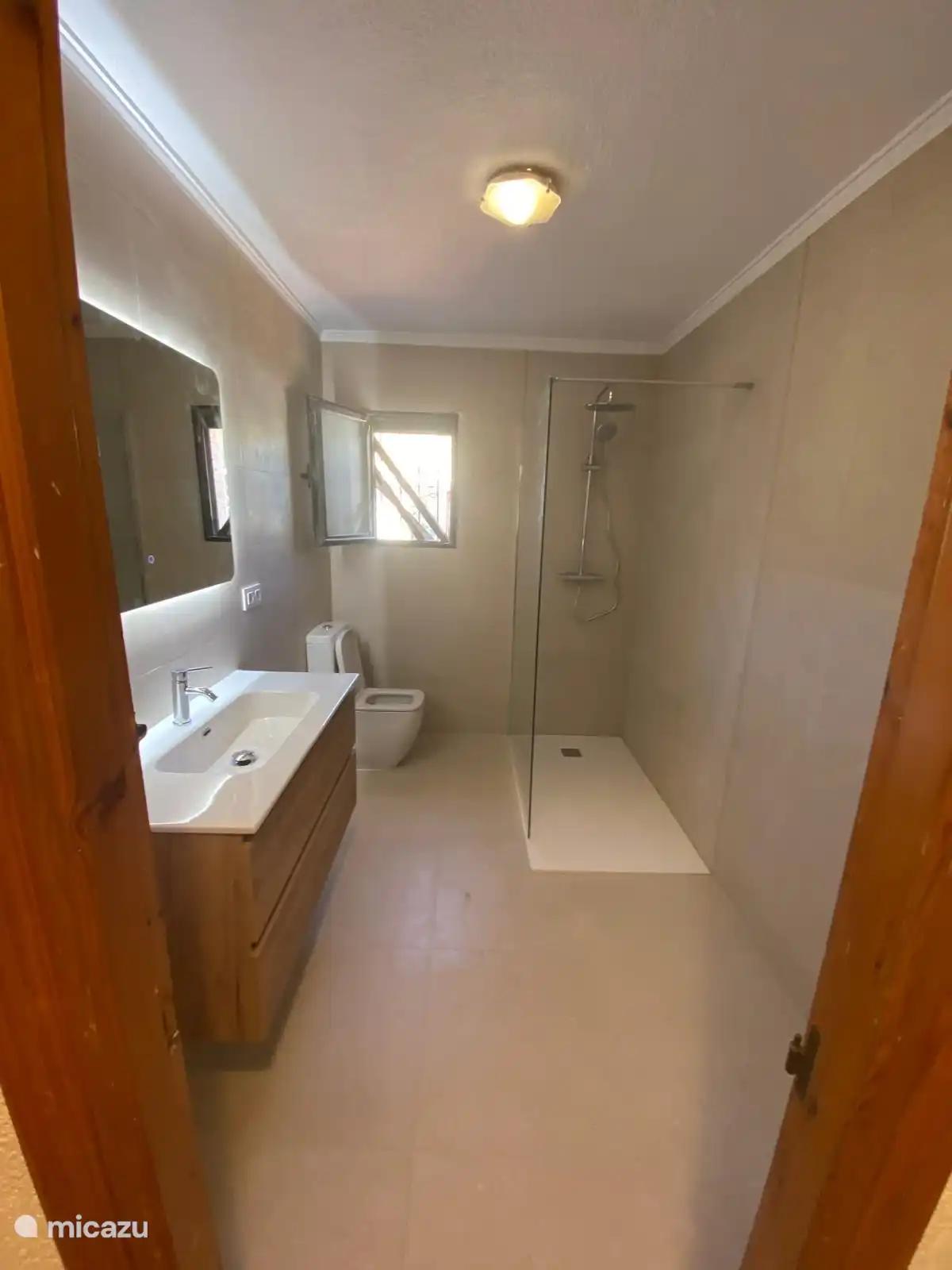 La salle de bain a été entièrement rénovée dans la maison principale en 2024