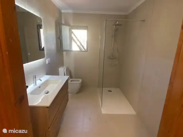 Location de Vacances Espagne, Costa Blanca, Moraira, villa - Casa Sabrosa La salle de bain a été entièrement rénovée dans la maison principale en 2024