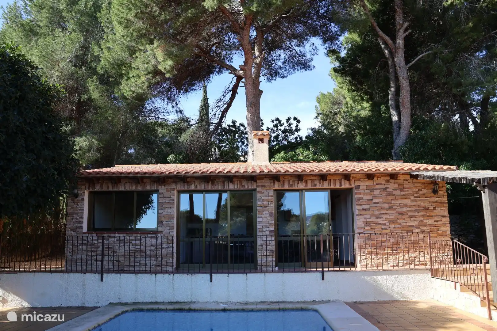 Beaucoup de verdure autour de la maison. 