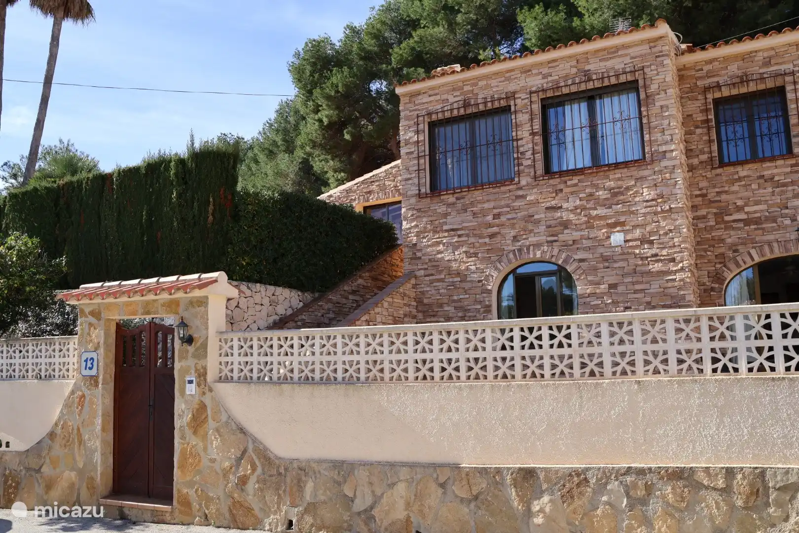 Côté rue, en bas se trouve l’appartement, la piscine et la maison principale en haut de l’escalier