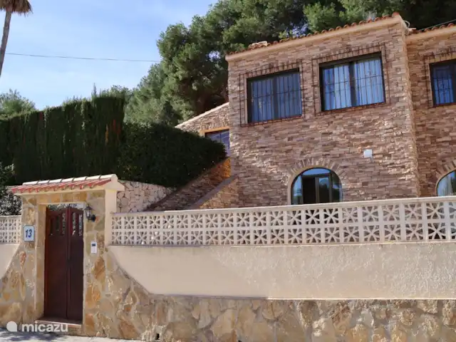 Location de Vacances Espagne, Costa Blanca, Moraira, villa - Casa Sabrosa Côté rue, en bas se trouve l’appartement, la piscine et la maison principale en haut de l’escalier