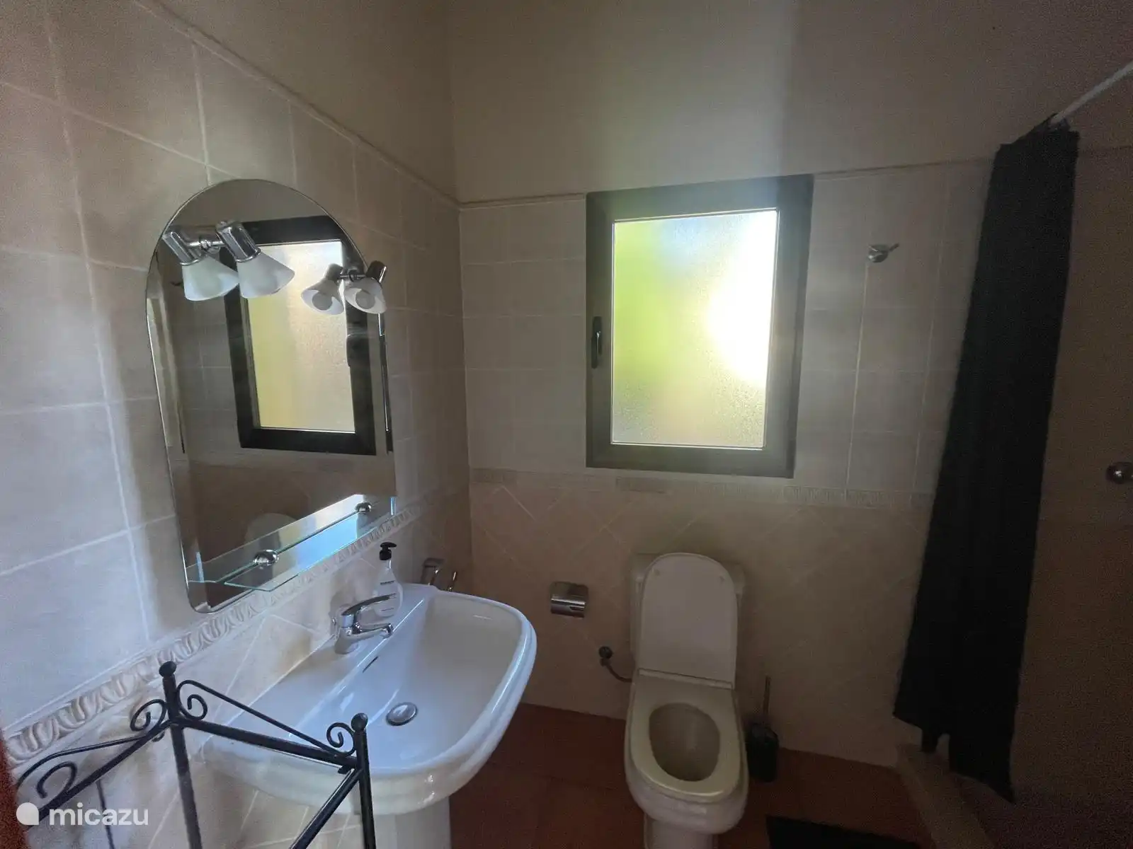 Dans la Casita, il y a aussi une belle salle de douche, particulièrement utile pour après la baignade