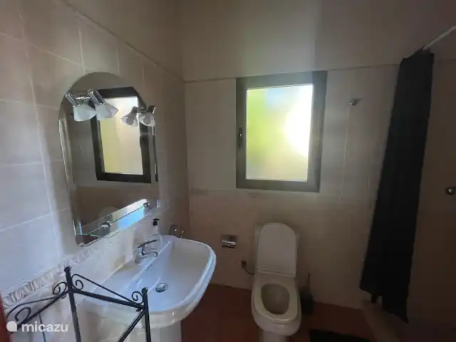 Location de Vacances Espagne, Costa Blanca, Moraira, villa - Casa Sabrosa Dans la Casita, il y a aussi une belle salle de douche, particulièrement utile pour après la baignade