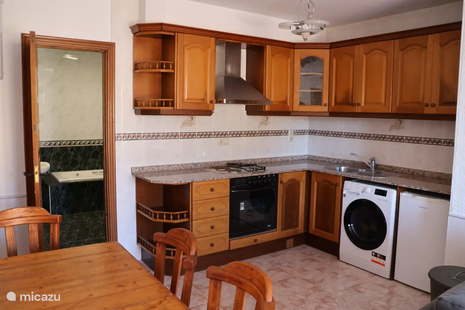 La machine à laver est située dans l’appartement.