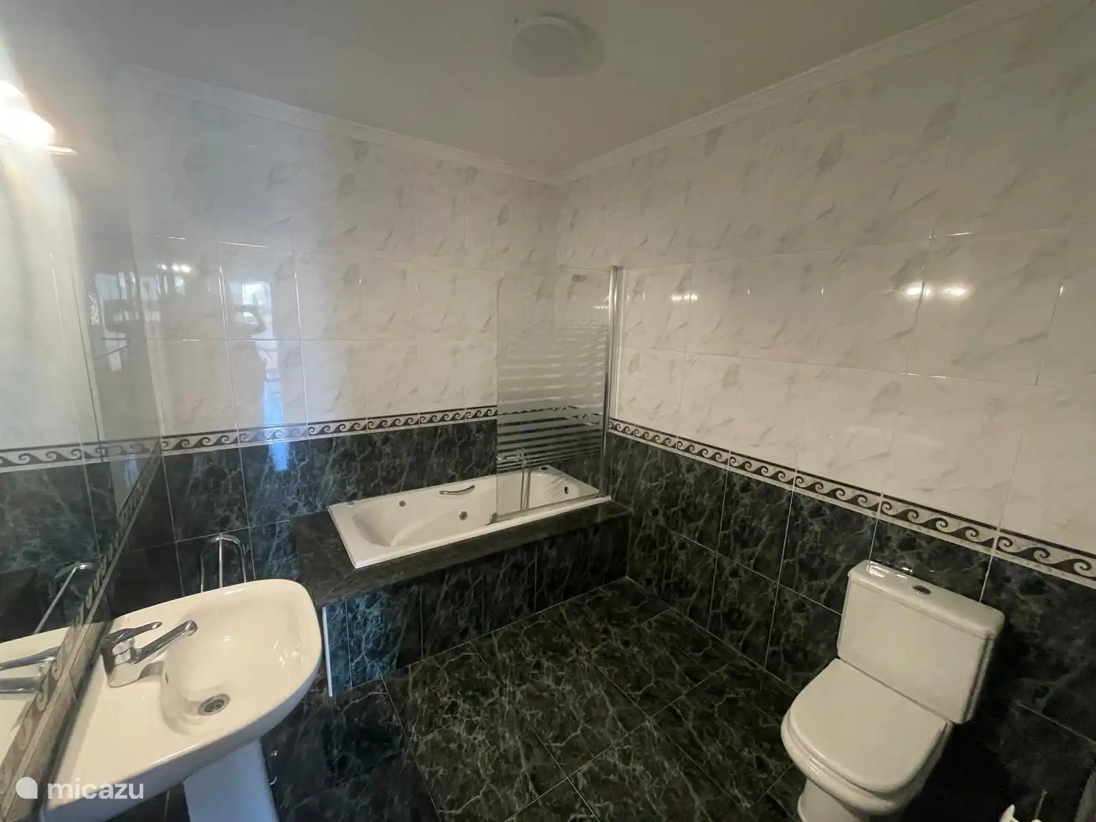 La salle de bain de l’appartement