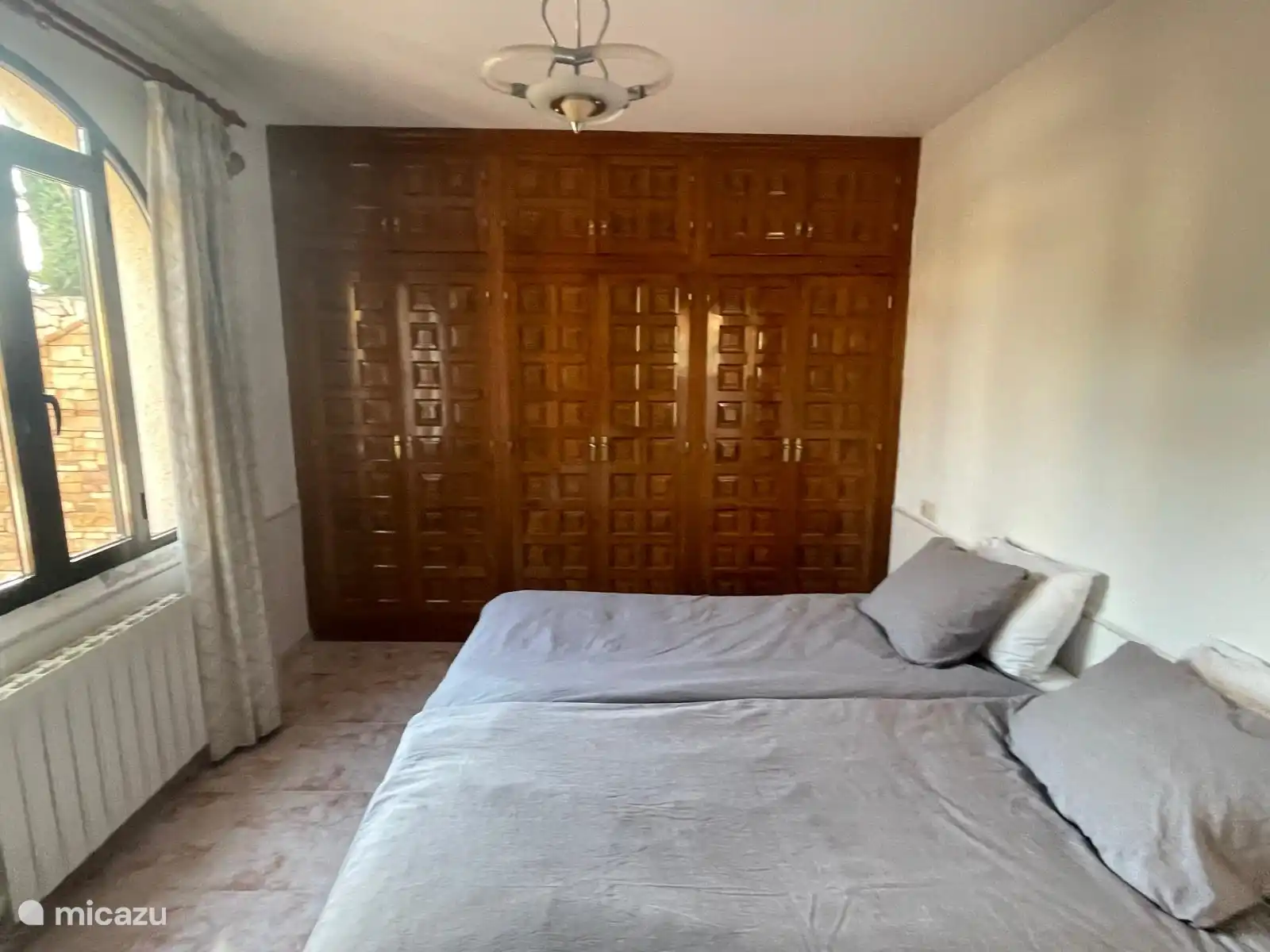 La chambre avec deux lits simples dans l’appartement