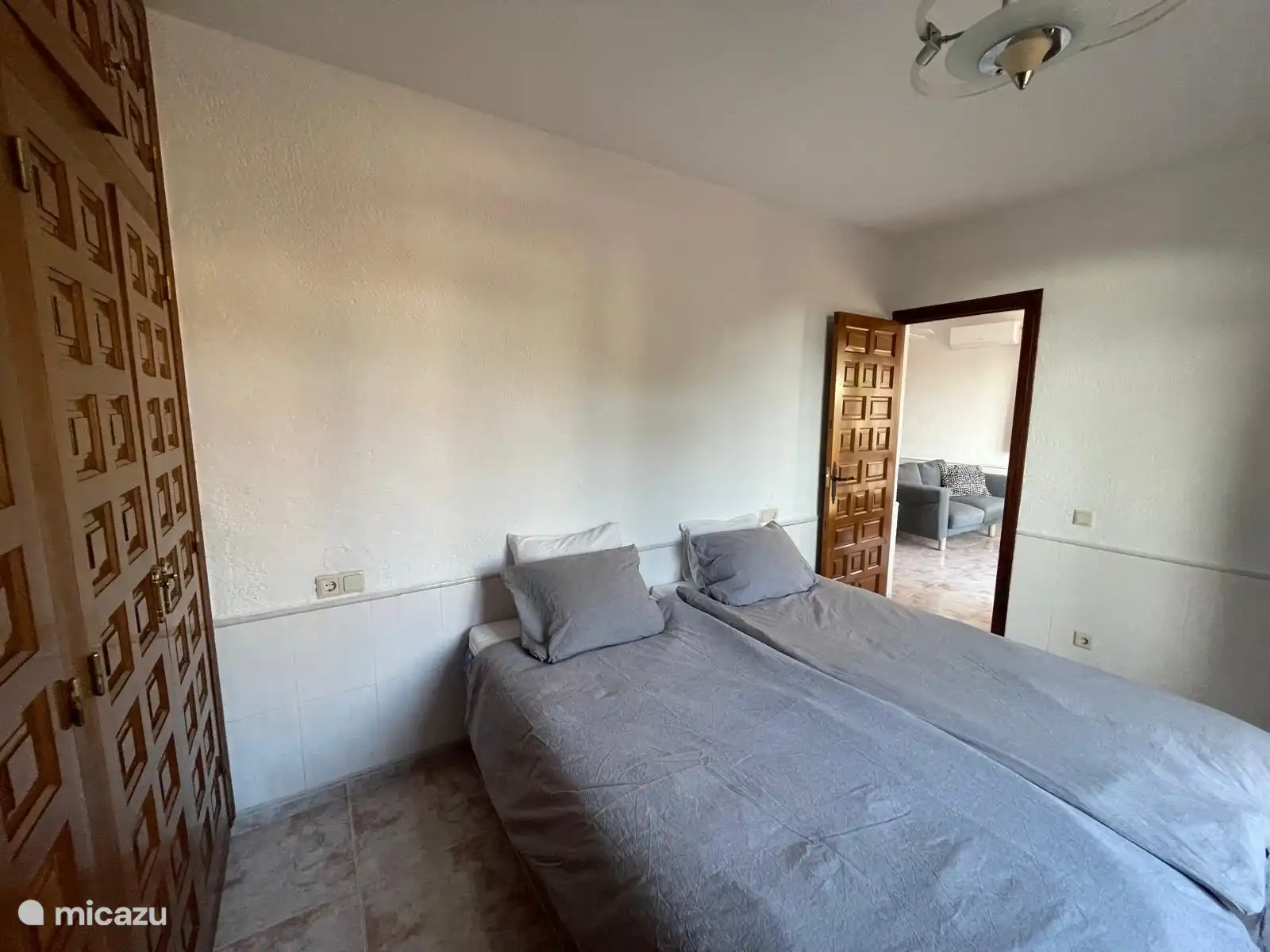 Il y a aussi beaucoup d’espace de rangement dans les chambres de l’appartement