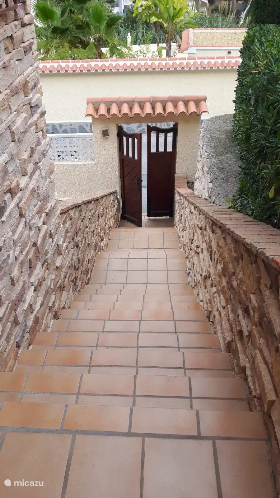 Les escaliers de la piscine à la rue.
