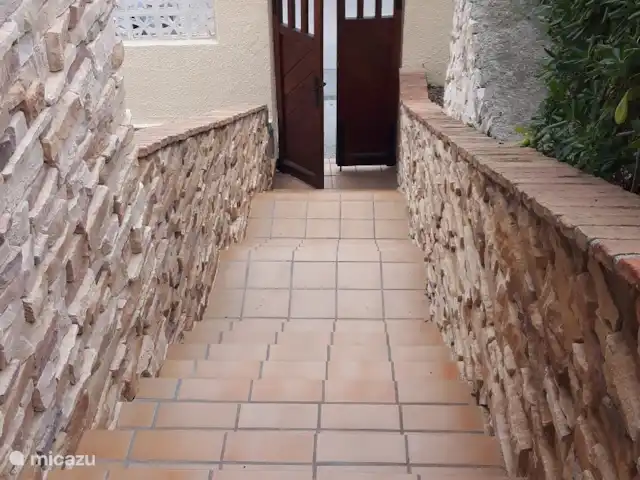 Location de Vacances Espagne, Costa Blanca, Moraira, villa - Casa Sabrosa Les escaliers de la piscine à la rue.