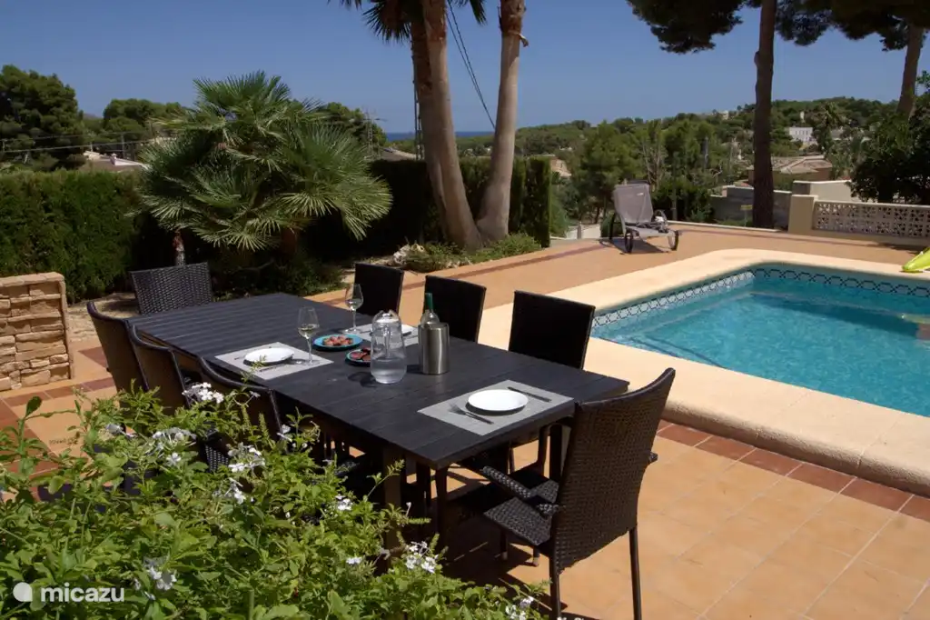 Délicieux déjeuner ou dîner en terrasse à deux ou à dix, peu importe.