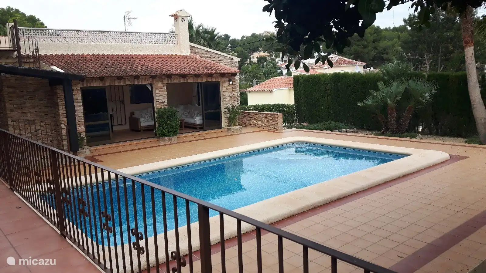 La terrasse avec piscine est plus haute et donc sans vis à vis. 