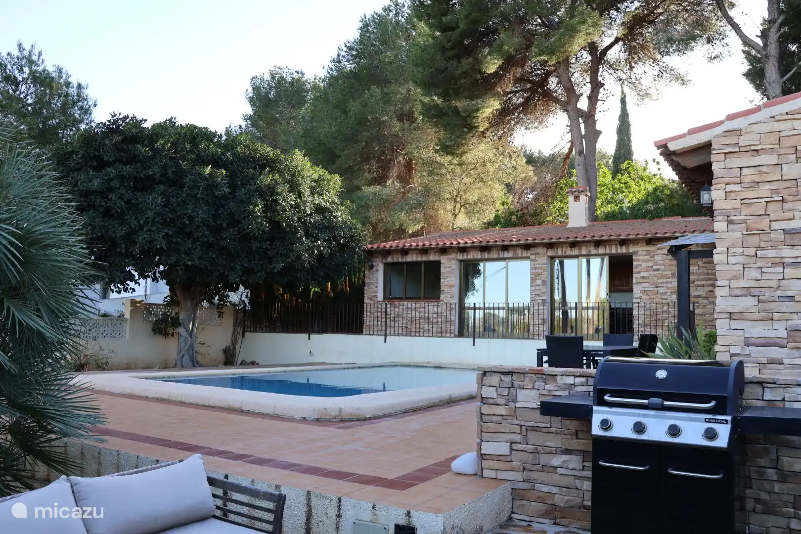 BBQ au bord de la piscine