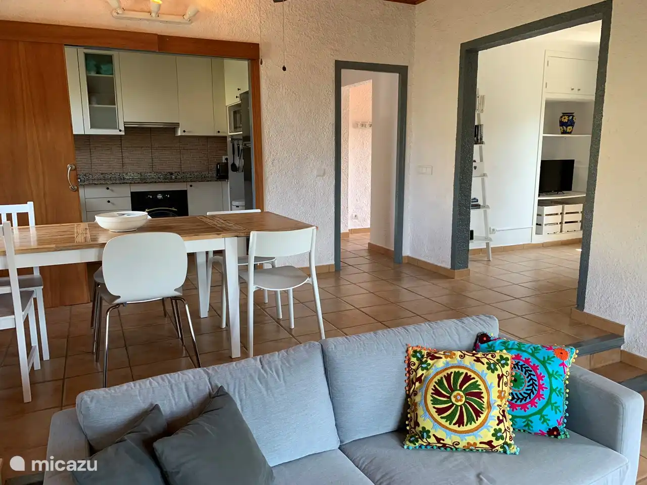 Offene Küche mit Herd, Mikrowelle, Backofen, Nespresso-Maschine, Wasserkocher und Toaster.